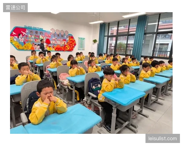 体育教师正在承担超出其专业范畴的健康管理职责，这暴露了校园健康服务体系的结构性短板